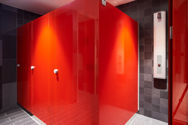 Cabine de douche et de toilettes