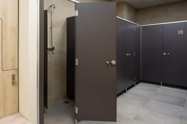 Cabine de douche et de toilettes